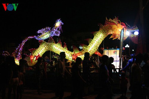 Lantern parade celebrates mid-autumn festival  - ảnh 3